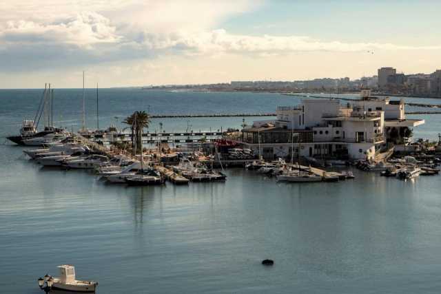 La storia del Barion, il circolo nautico ospitato in una "nave" adagiata sul mare di Bari